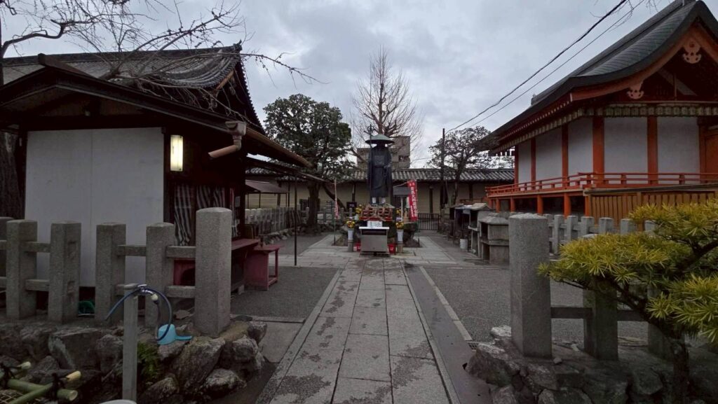 東寺境內供奉的弘法大師空海修行立像
